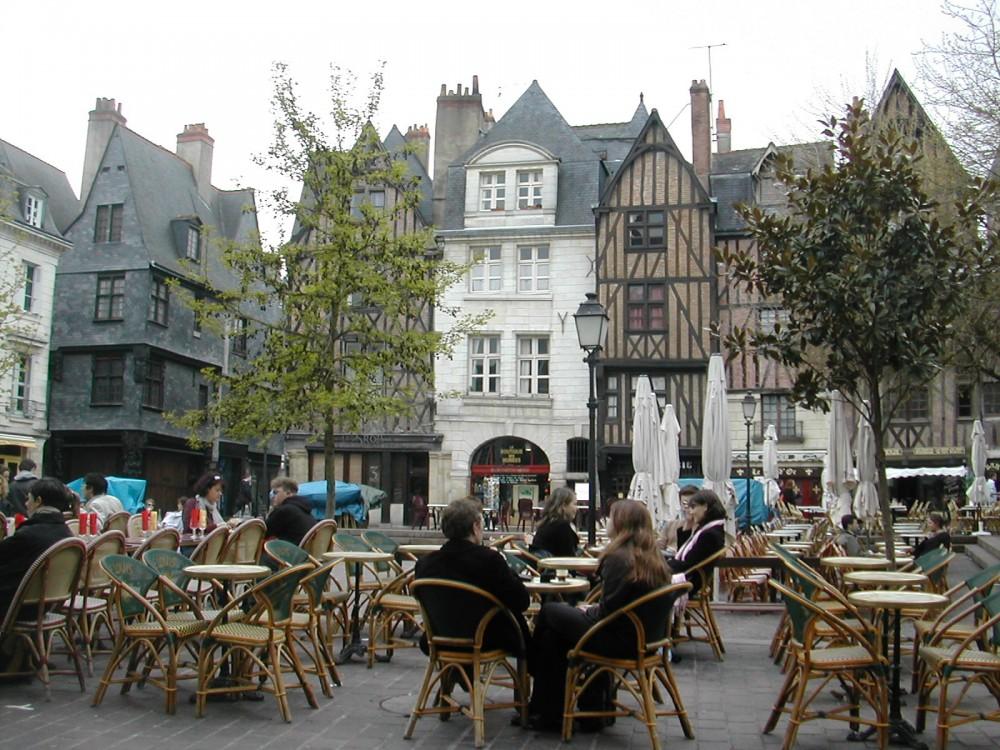 Phố cũ thành phố Tours thu hút nhiều khách du lịch