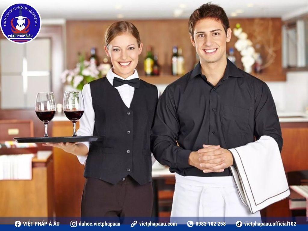 Chào đón khách khi đến nhà hàng